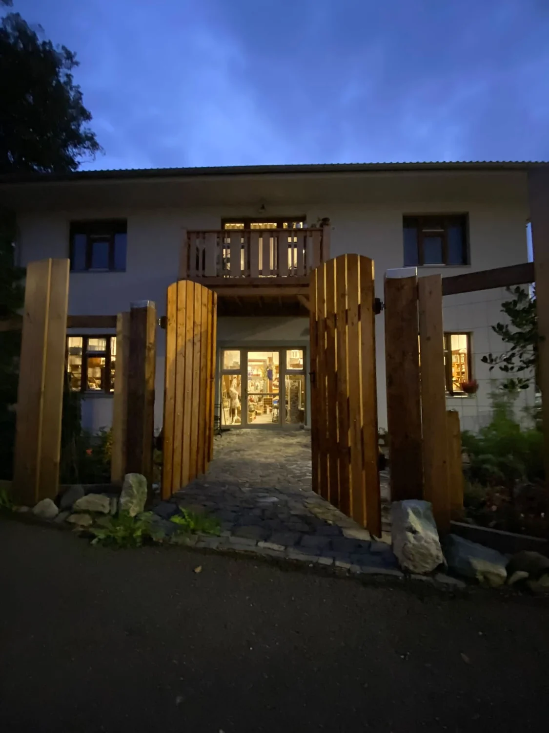 Nové prostory Dárkovny za zahradní brankou ve večerním světle